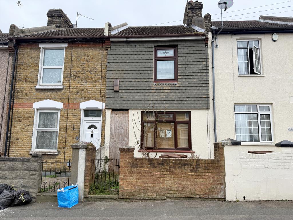 Lot: 123 - TERRACED HOUSE FOR REFURBISHMENT - Mid-terraced house